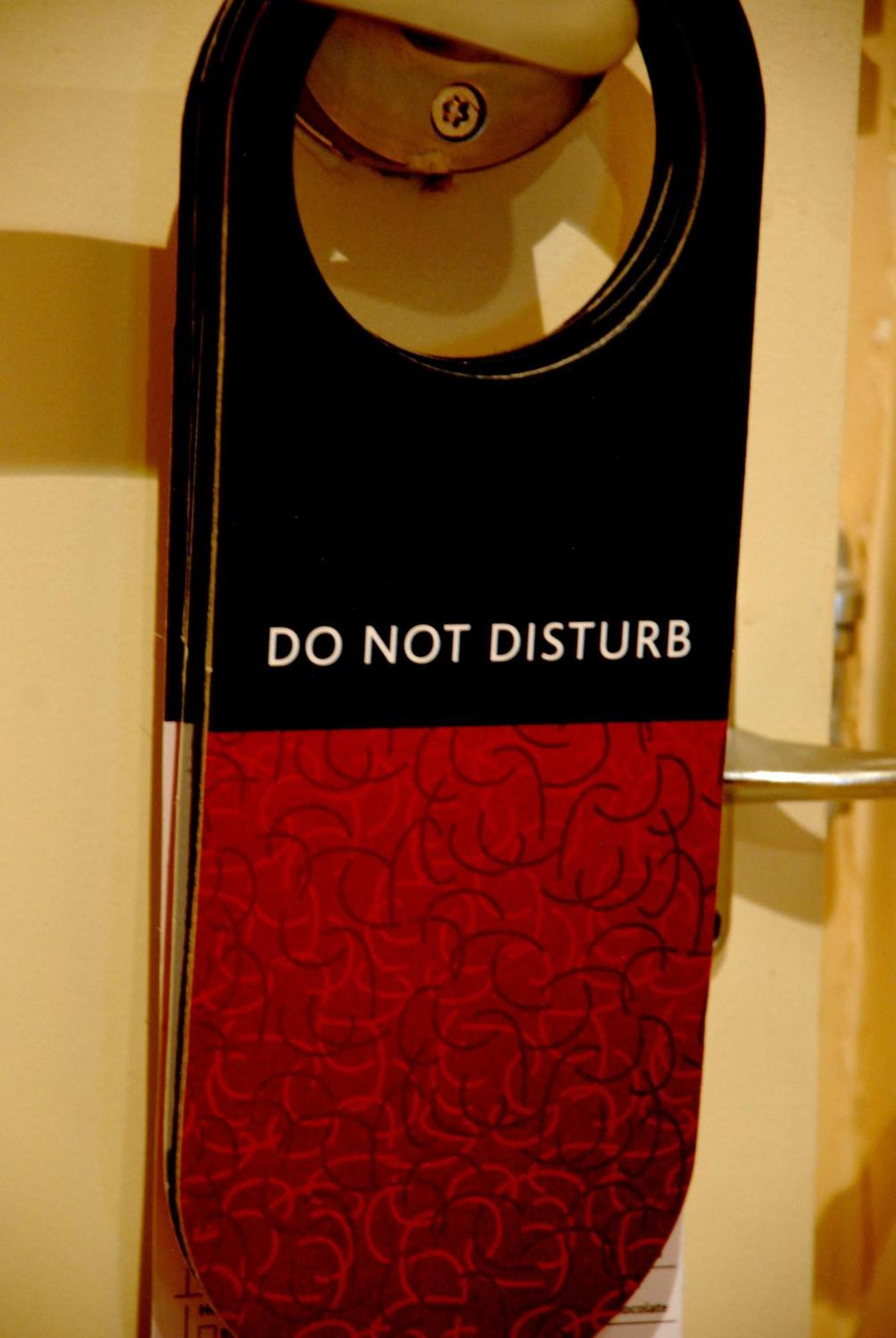 Southern Sun Or Tambo International Airport Kempton Park Zewnętrze zdjęcie Do not disturb sign