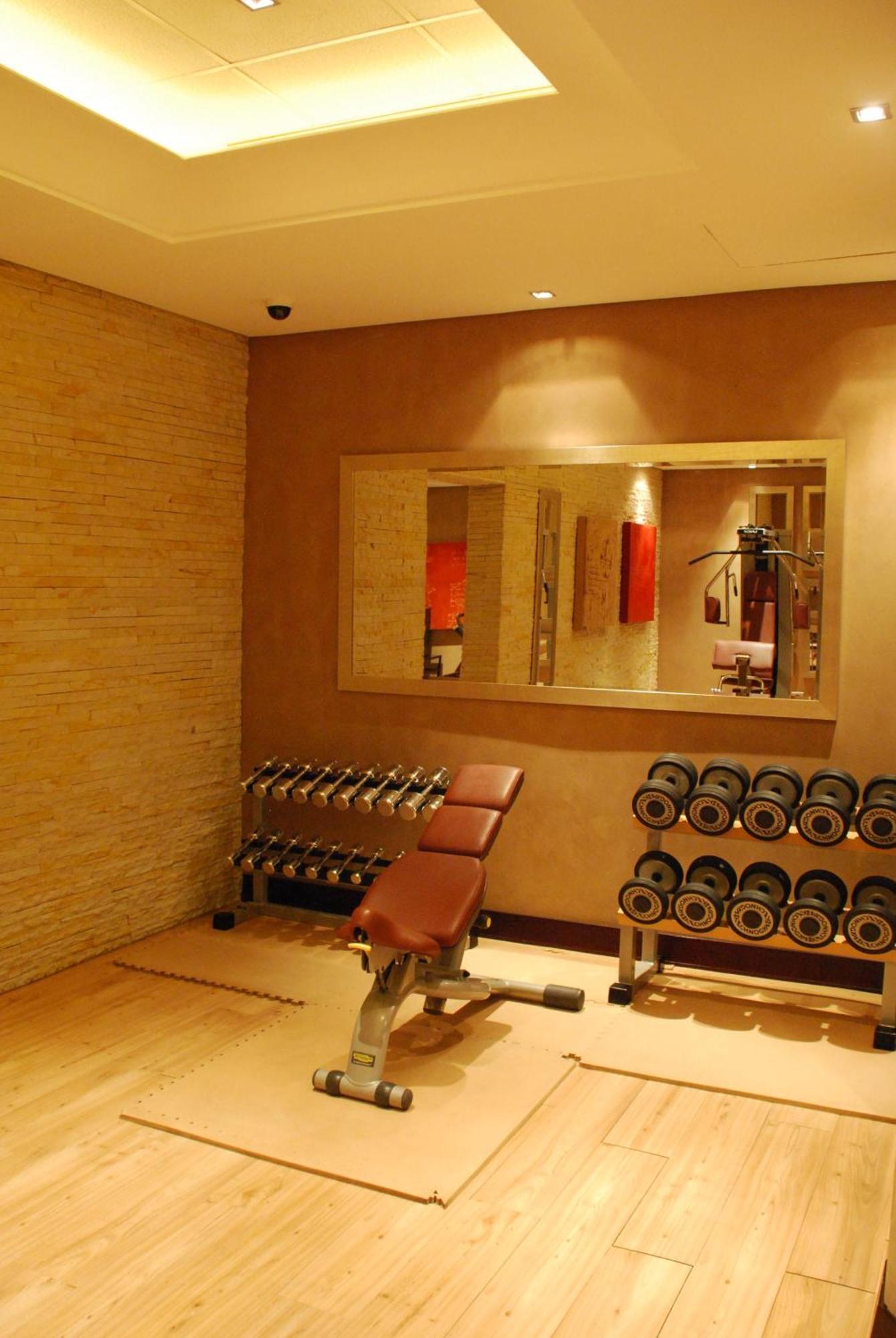 Southern Sun Or Tambo International Airport Kempton Park Zewnętrze zdjęcie A gym in Madrid, Spain.