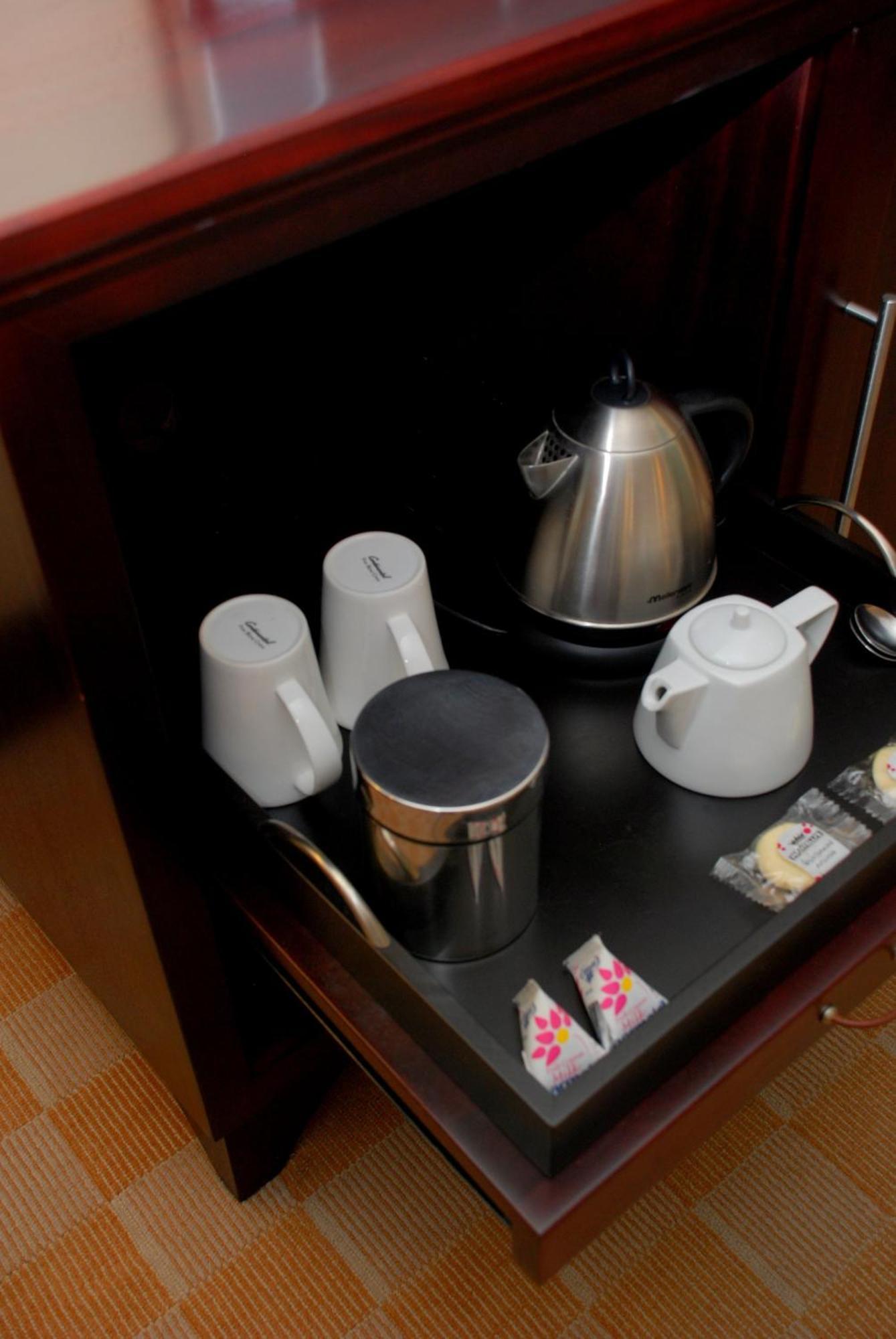 Southern Sun Or Tambo International Airport Kempton Park Zewnętrze zdjęcie Room service tray