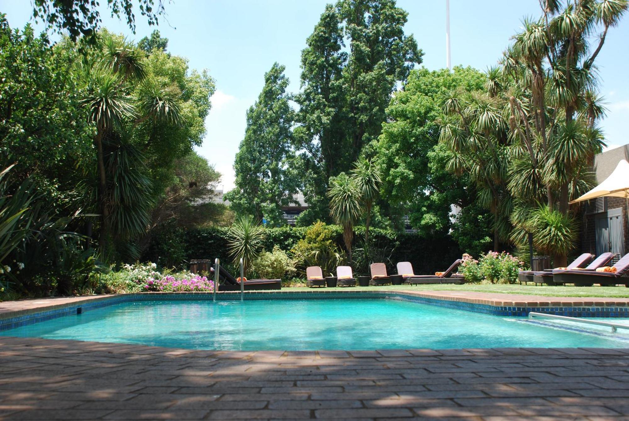 Southern Sun Or Tambo International Airport Kempton Park Zewnętrze zdjęcie The swimming pool at the hotel