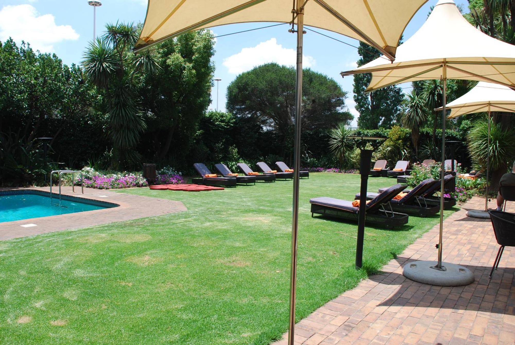 Southern Sun Or Tambo International Airport Kempton Park Zewnętrze zdjęcie The garden at the hotel