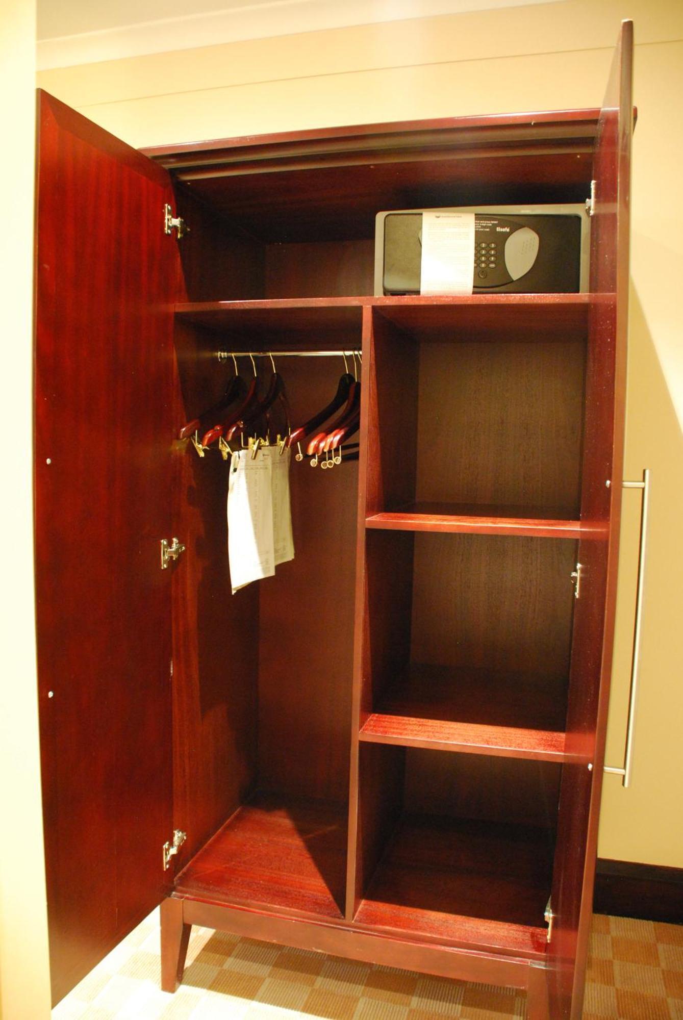 Southern Sun Or Tambo International Airport Kempton Park Zewnętrze zdjęcie A safe in a hotel room