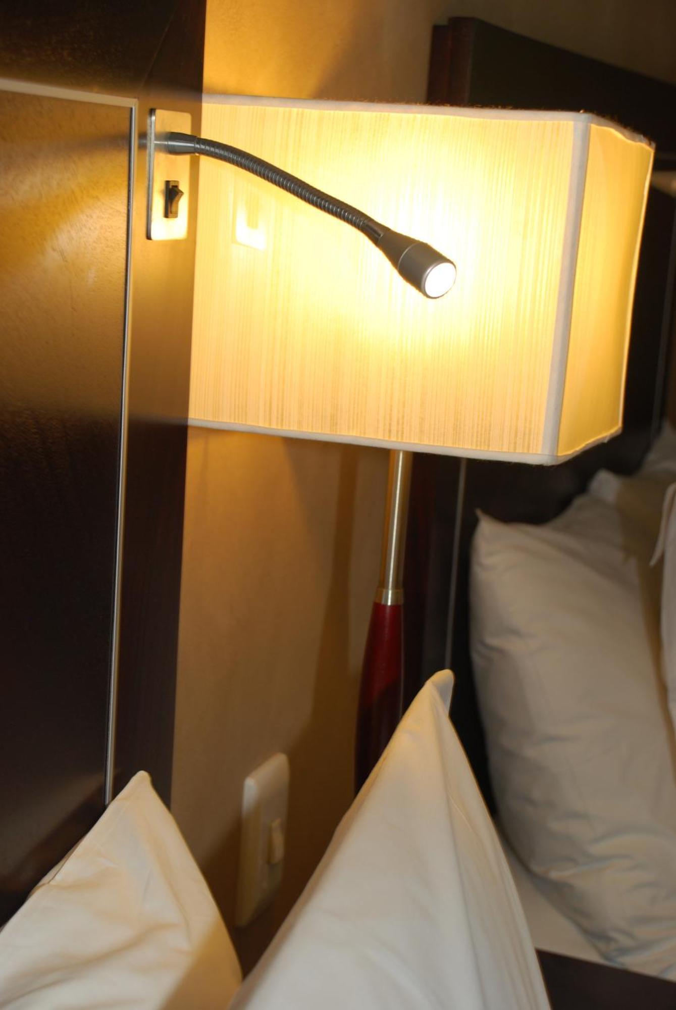 Southern Sun Or Tambo International Airport Kempton Park Zewnętrze zdjęcie A reading light