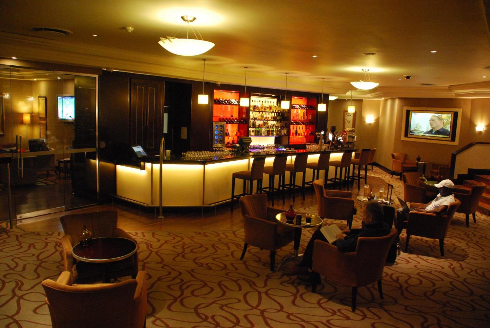 Southern Sun Or Tambo International Airport Kempton Park Zewnętrze zdjęcie The bar at the hotel