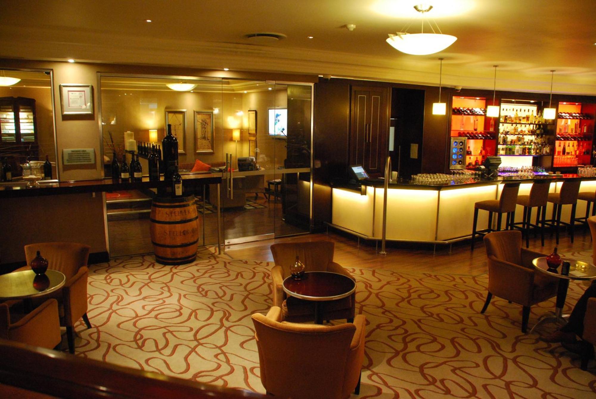 Southern Sun Or Tambo International Airport Kempton Park Zewnętrze zdjęcie A wine cellar in a wine bar